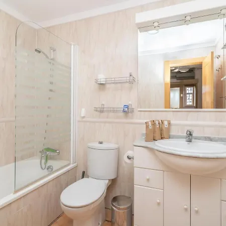 아파트 3 Bedroom With Sea View 토록스